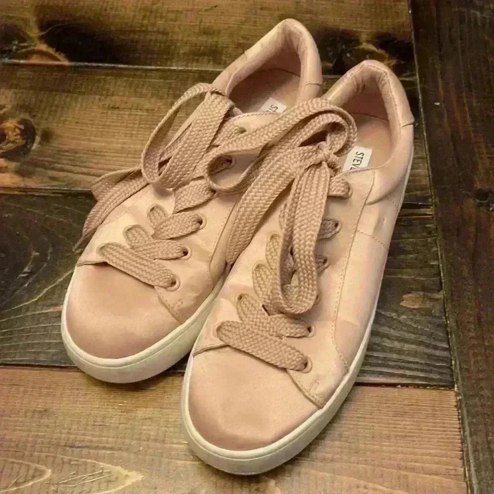 EUC Women’s Steve Madden Sneakers - Size 8.5